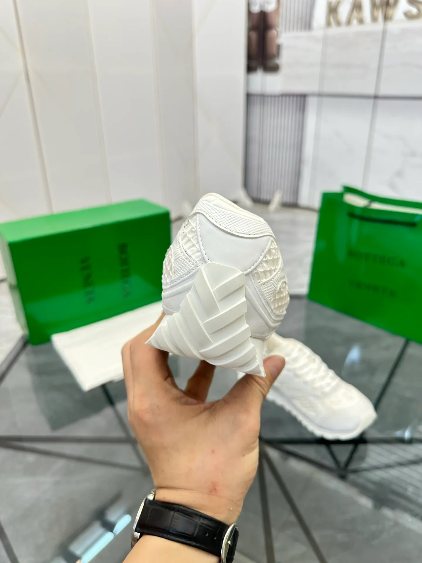Factory men's shoes 💰: 620💰 (top version) BV Orbit sneakers Wang Yibo's same style couple's dad shoes Runner sneakers, made of lightweight technical mesh fabric. Matched with geometric pattern designed rubber outsole Wang Zha series high version Look for the package craftsmanship The actual height is much higher, but the legs are still slim. Very nice and playable and durable Matching to the standard 💯 Package shoe technology Look for the high version The outsole is made of color-blocked TPU outsole Women's model 35 36 37 38 39 40 41 (40 41 customized) Men's model 38 39 40 41 42 43 44 45. (Customized size 38 45.46) No. H345